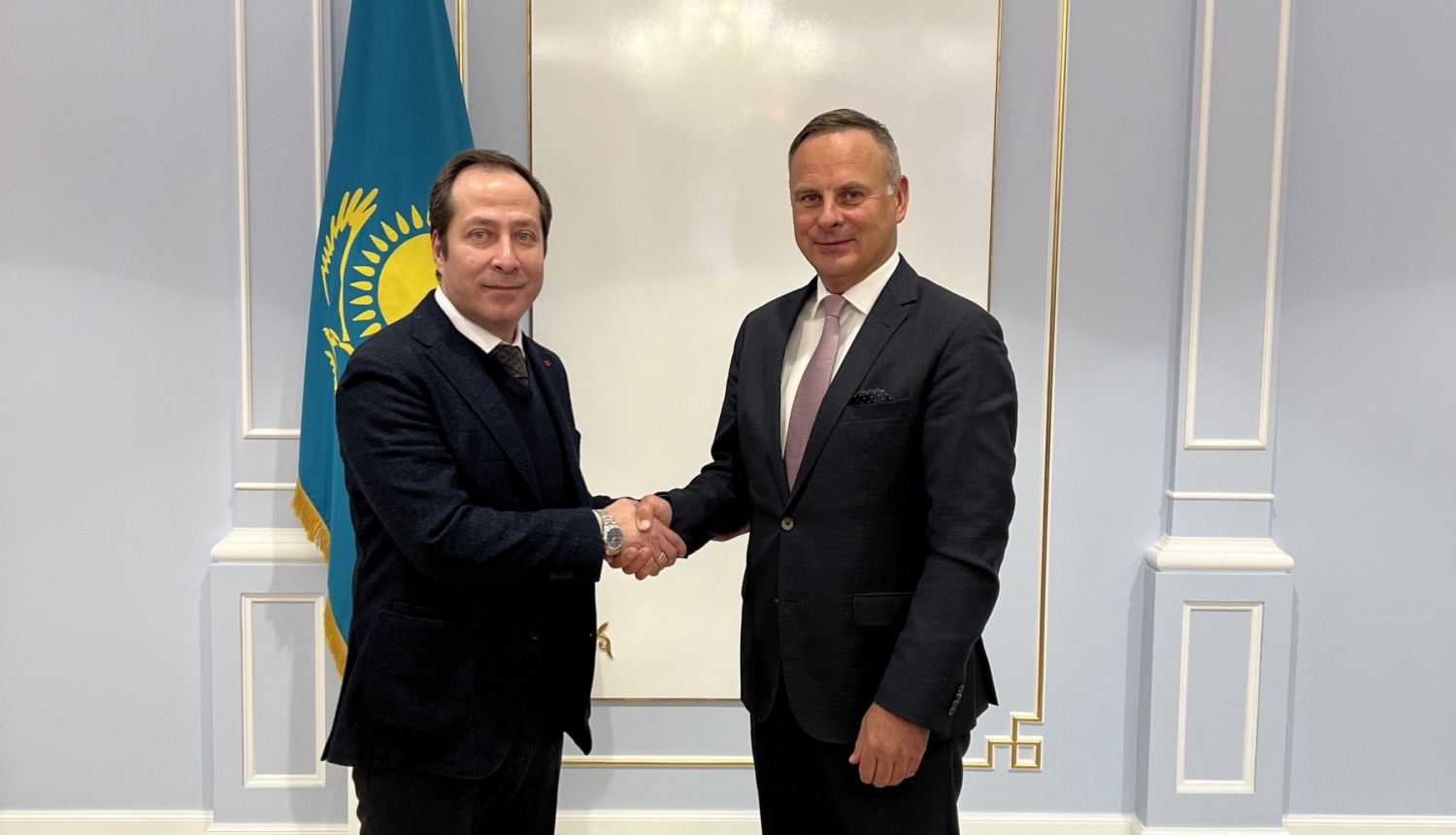 Kazahstānas vēstnieks Timurs Primbetovs un Satiksmes ministrijas valsts sekretāres vietnieks Uldis Reimanis