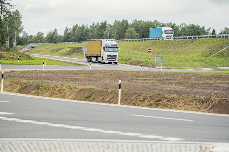 Šoseja pa kuru brauc divi smagie auto