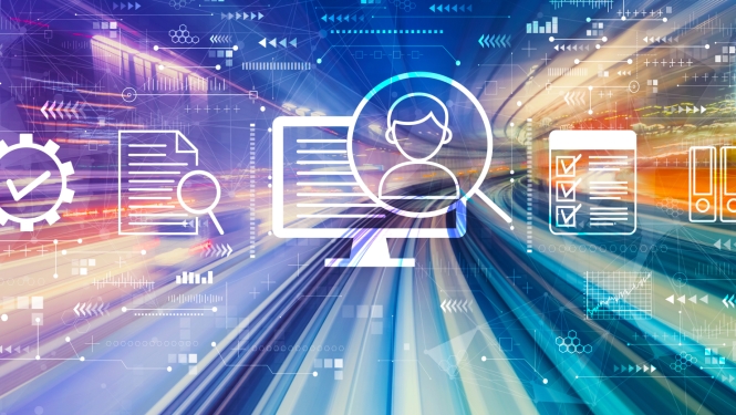 Digitāls attēls ar tehnoloģiju un datu pārvaldības ikonām – redzami datora ekrāni, zobrati, dokumenti un cilvēka siluets. Fonā gaismas svītras rada ātruma un digitālās informācijas plūsmas sajūtu