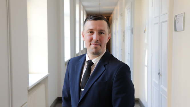 Kristaps Zaļais portrets satiksmes ministrijas telpās