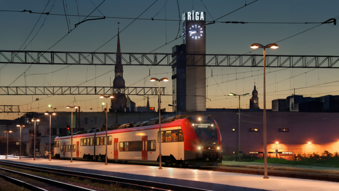 Škoda Group bateriju vilciena vizualizācija uz Rīgas dzelzceļa sliedēm. Priekšplāna bateriju vilciens, fonā Rīgas panorāma