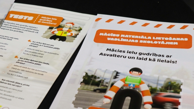 Foto ar Asvaltera informatīvo bukletu izdrukām