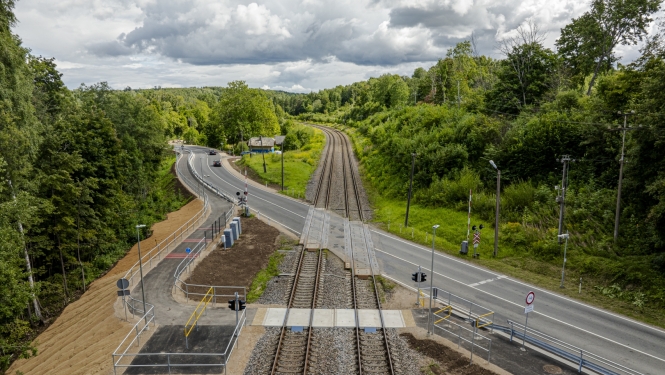 Cēsis un Jāņmuiža savienoti ar mikromobilitātes infrastruktūru - drona skats uz sliedēm un velo un gājēju ceļiem un pāreju