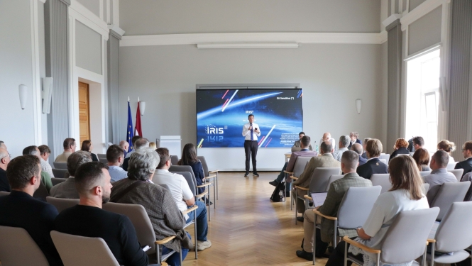 Satiksmes ministrijas lielajā zālē dalībnieki diskutē par Eiropas satelītsakaru programmas IRIS² iespējām Latvijā