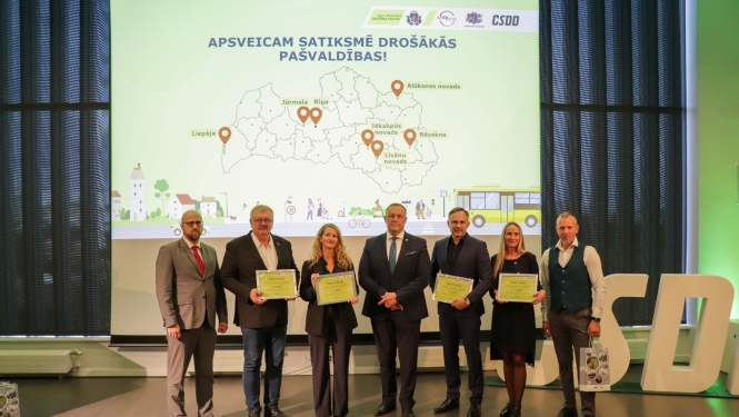 Pasākuma Ceļu satiksmē drošākās pašvaldības uzvarētāju kopbilde kopā ar satiksmes ministru