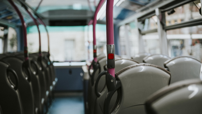 tukšas sēdvietas autobusā