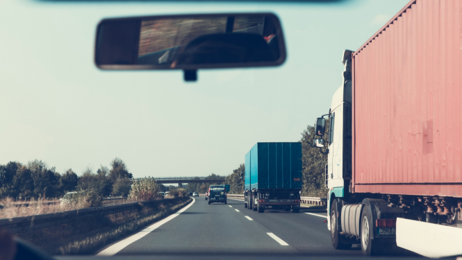 skats no auto salona uz kravas auto uz ceļa