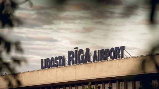 Tuvplāns uz RIX Rīgas lidostas ēka snosaukumu: "Lidosta Rīga airport"