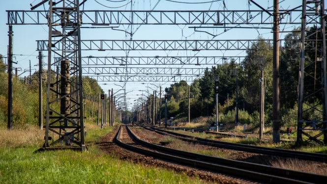 Dzelzceļa sliedes vasarā