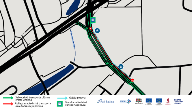 Shēmiska karte ar ielas posmu pie ūdens kanāla. Attēloti satiksmes plūsmas virzieni: zaļas bultiņas rāda sabiedriskā transporta kustību ierastajā virzienā, sarkanas bultiņas – aizliegtu kustību sabiedriskajam transportam un autobraucējiem, gaiši zilas bultiņas – gājēju plūsmu. Atzīmēta pārcelta autobusu pietura ar zaļu pieturas ikonu. Redzami arī gājēju simboli un ceļa zīme “iebraukt aizliegts”. Apakšā leģenda un Rail Baltica projektu logotipi.