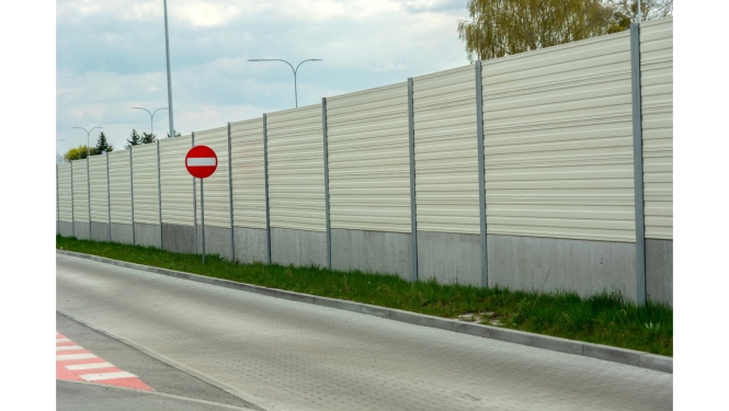 Trokšņu siena pie autoceļa