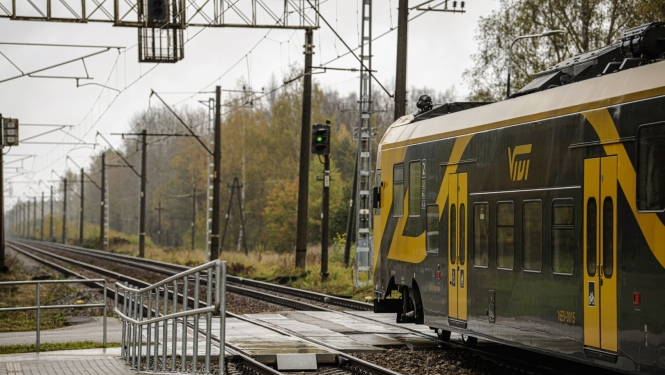 Vivi vilciens rudens lietainā laikā piestājis uz perona