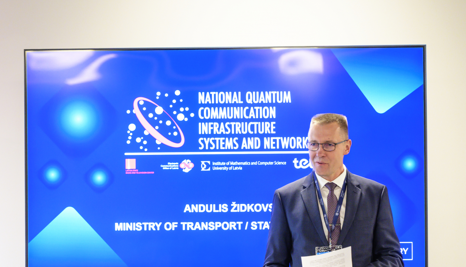 Satiksmes ministrijas pārstāvis veic uzrunu projekta pasākumā
