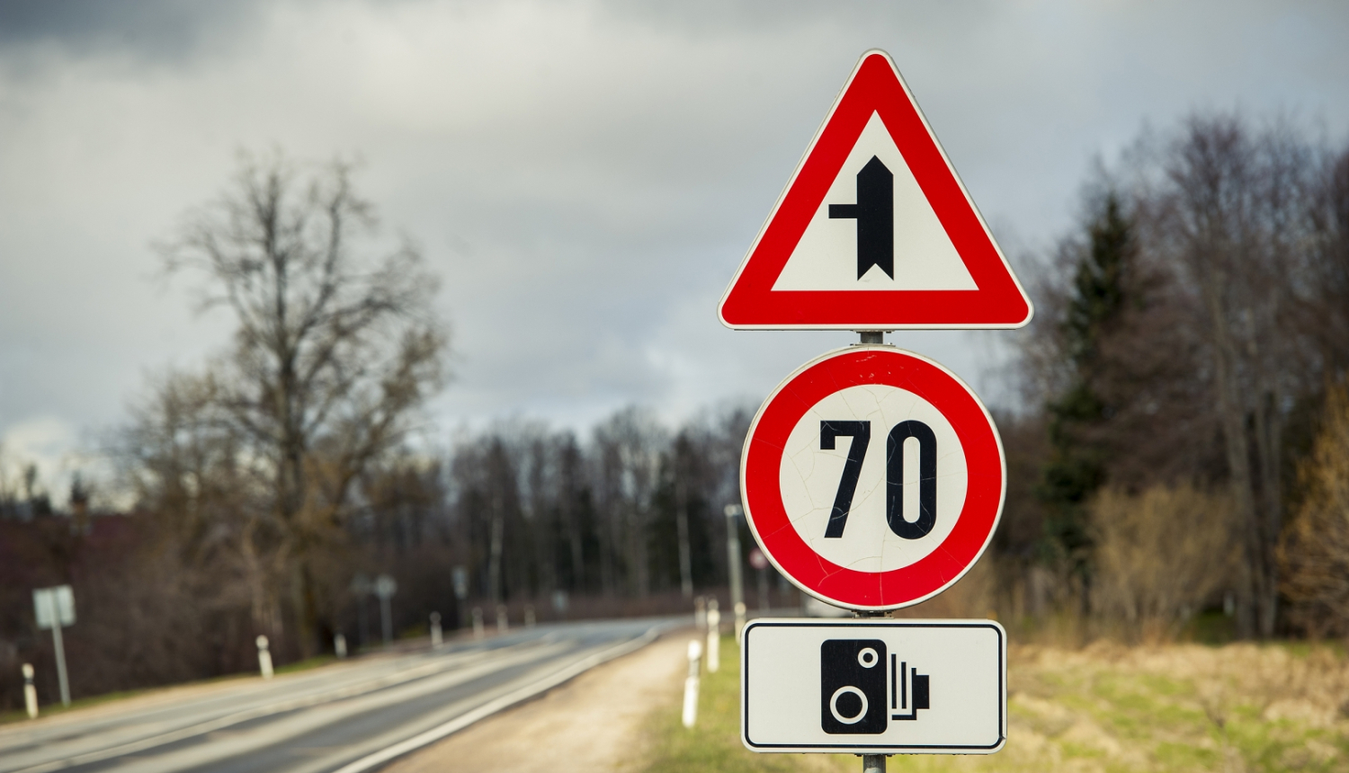 ceļa zīmes uz autoceļa fona