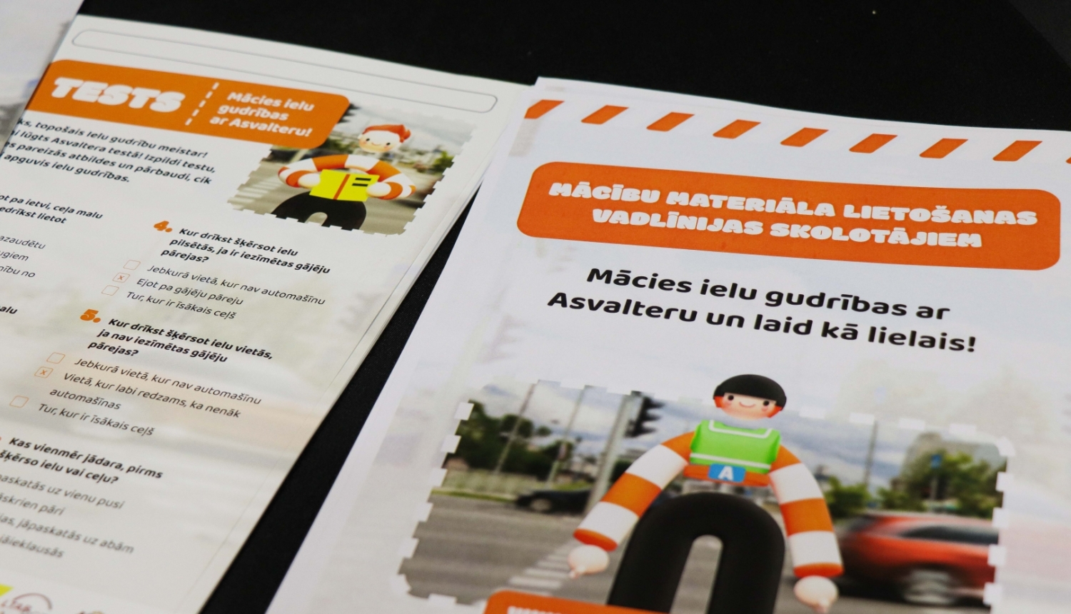 Foto ar Asvaltera informatīvo bukletu izdrukām