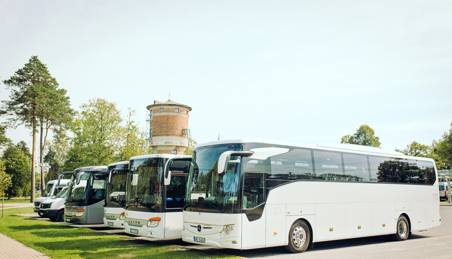 Sabiedriksie autobusi stāvlaukumā
