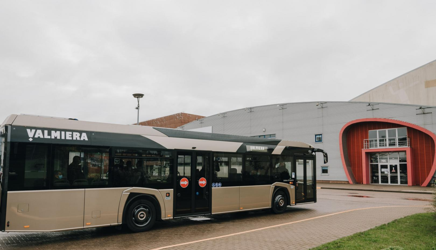 Valmieras autobuss pie Valmieras Olimpiskā sporta centra