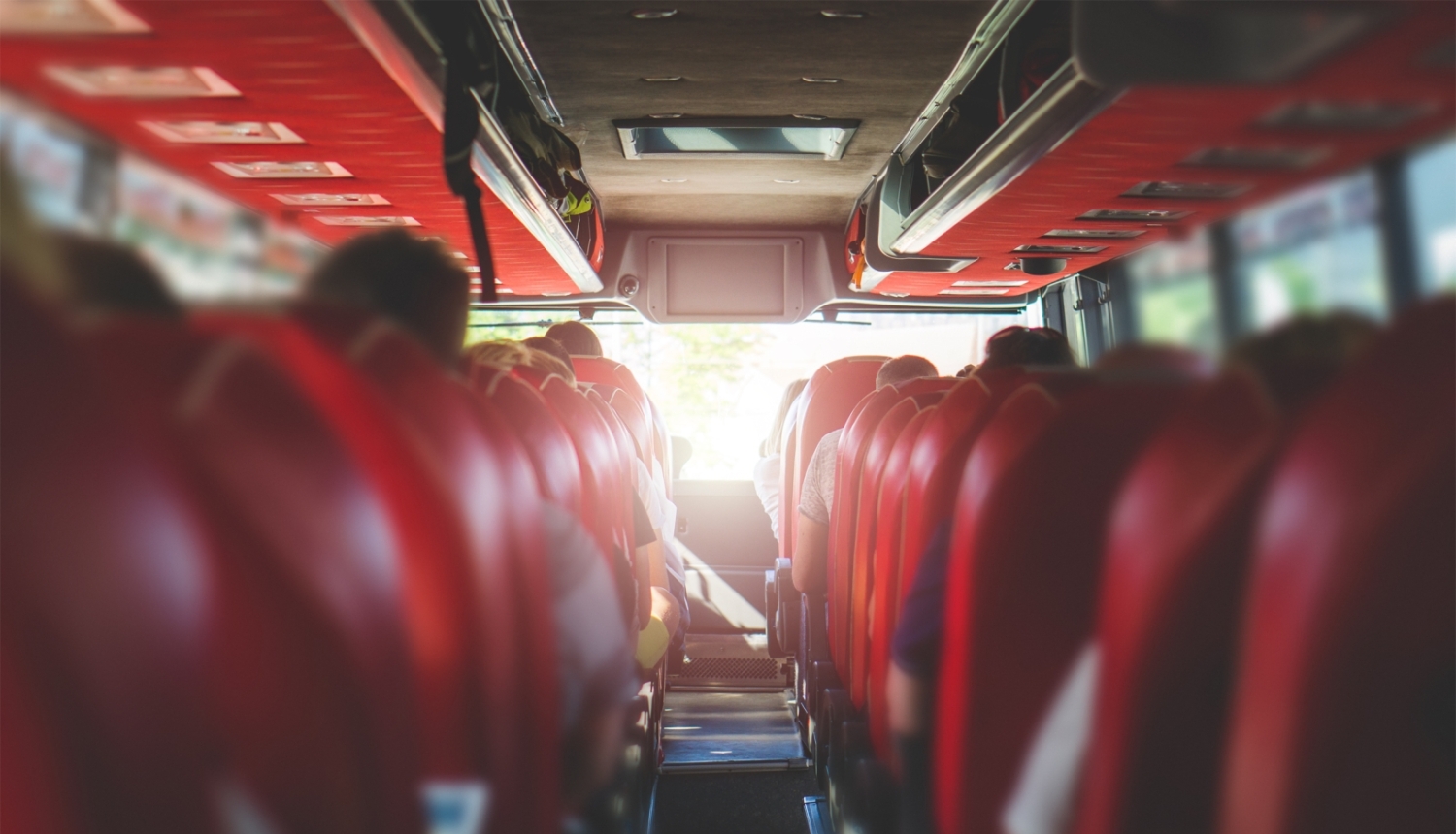 Autobusa interjers ar sarkaniem krēsliem