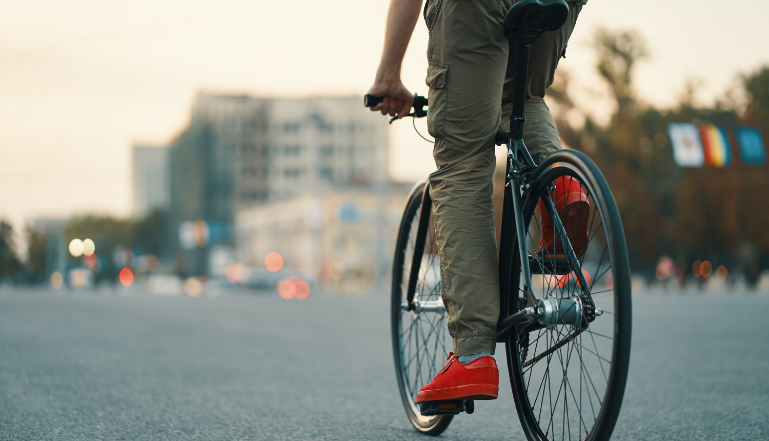 velosipēdists ielās