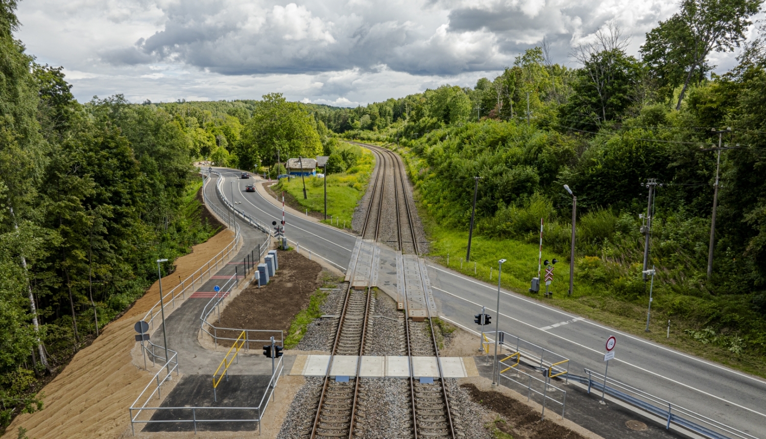 Cēsis un Jāņmuiža savienoti ar mikromobilitātes infrastruktūru - drona skats uz sliedēm un velo un gājēju ceļiem un pāreju