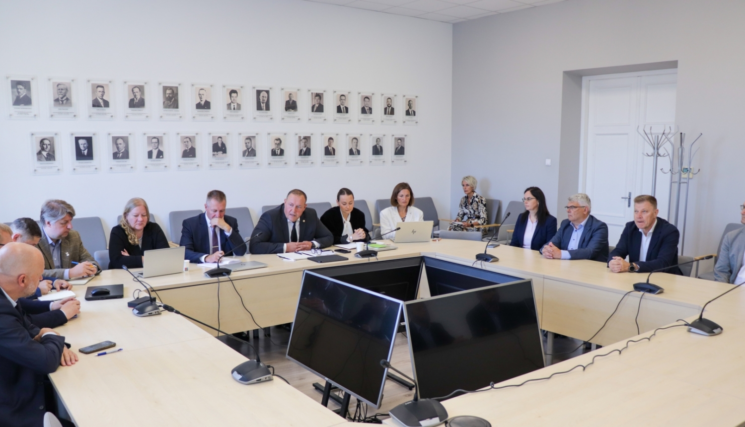 Kopbilde no satiksmes ministra Riharda Kozlovska tikšanās ar  mobilo operatoru un Latvijas Valsts radio un televīzijas centra pārstāvjiem