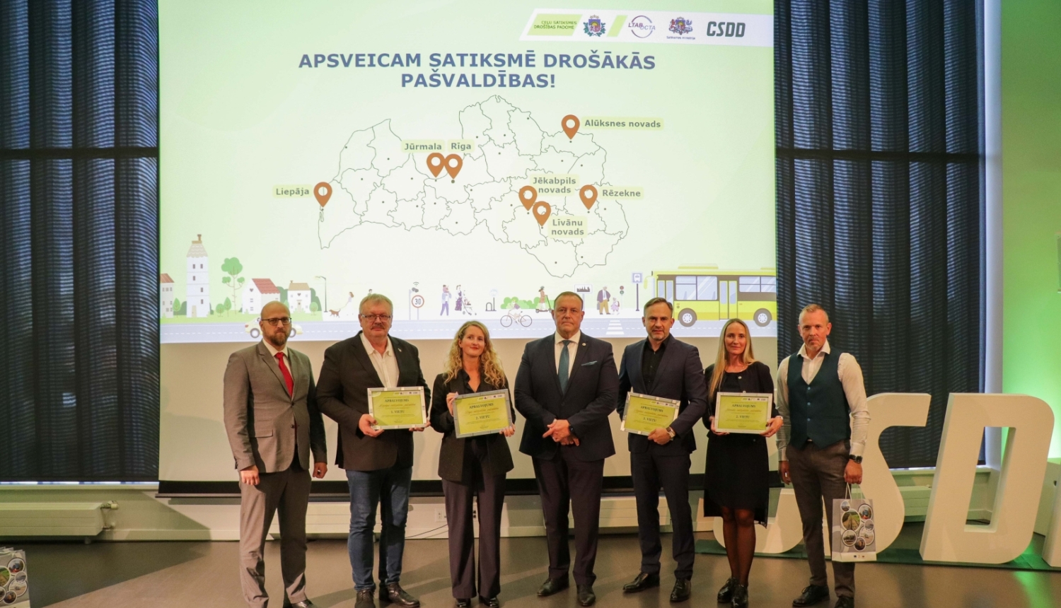 Pasākuma Ceļu satiksmē drošākās pašvaldības uzvarētāju kopbilde kopā ar satiksmes ministru