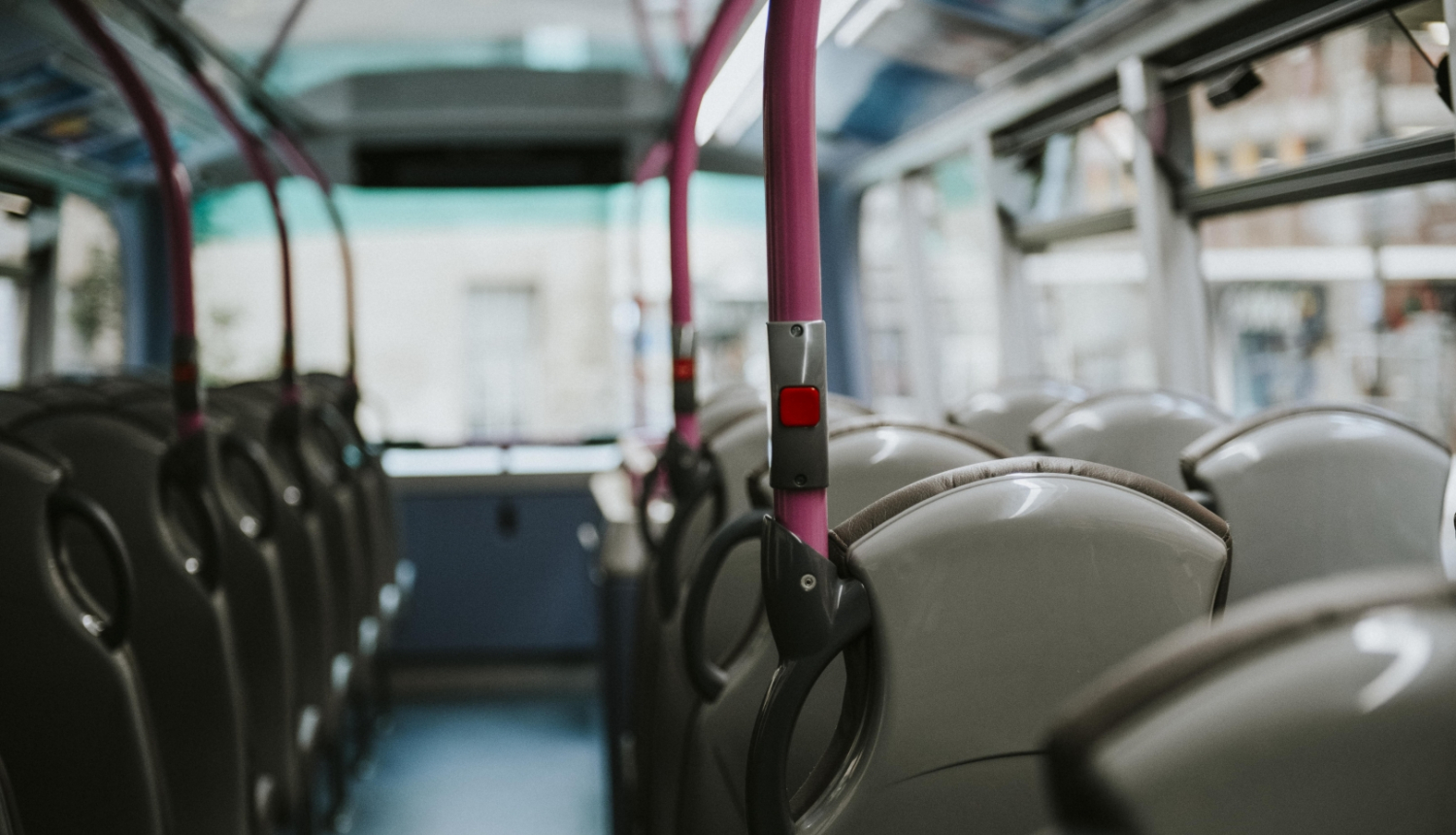 tukšas sēdvietas autobusā