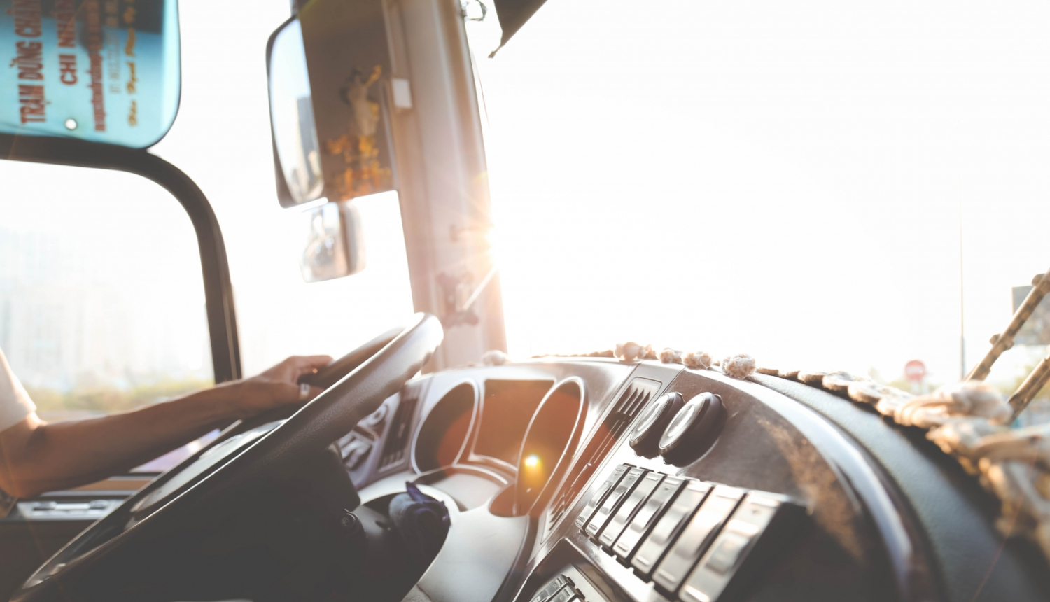 auto salons saules gaismā