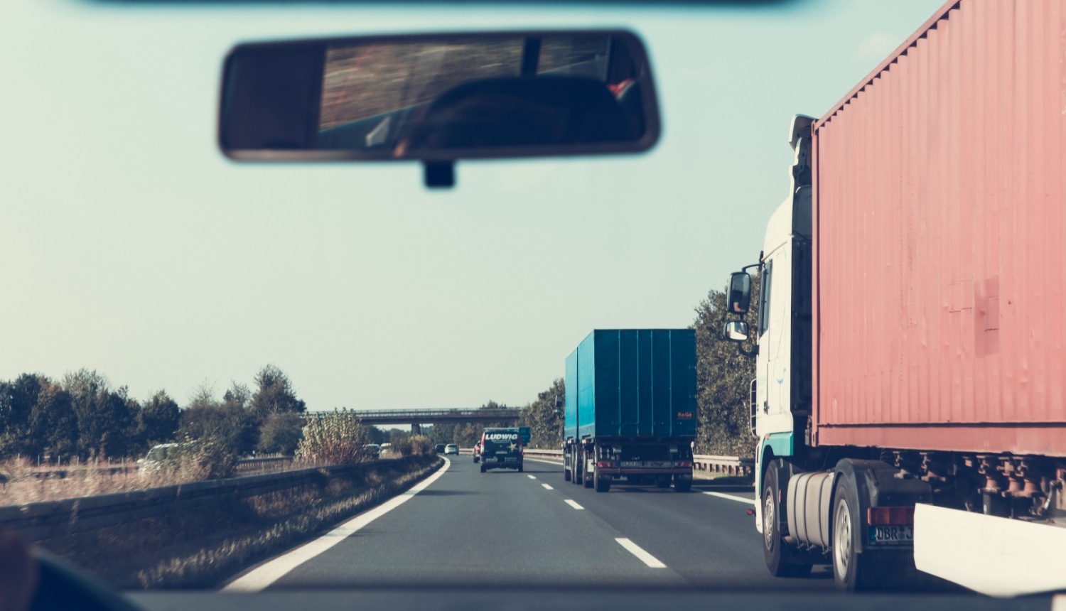 skats no auto salona uz kravas auto uz ceļa