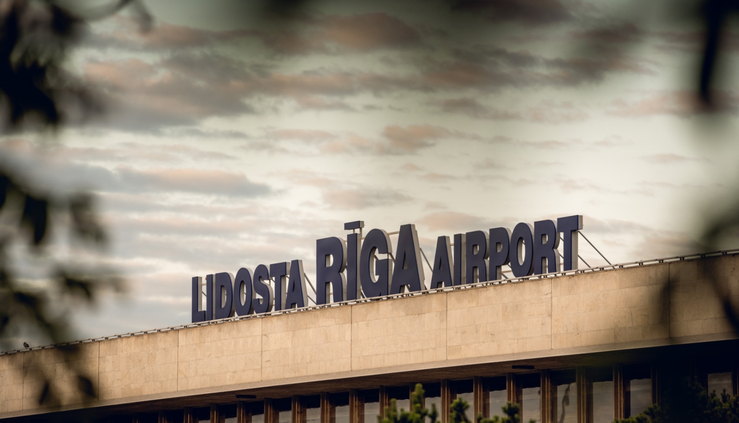 Tuvplāns uz RIX Rīgas lidostas ēka snosaukumu: "Lidosta Rīga airport"