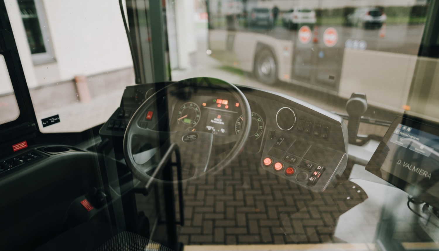 vadītāja vieta sabiedriskajā transportā, stikla atspulgs