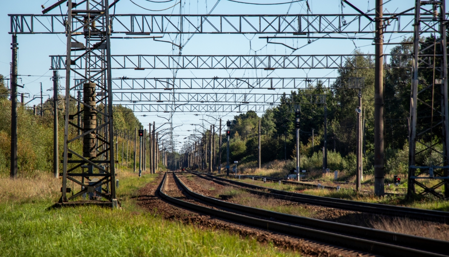 Dzelzceļa sliedes vasarā
