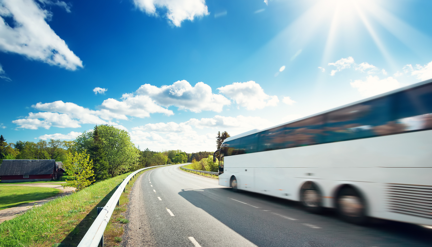 autobuss uz autoceļa saulainā vasaras dienā