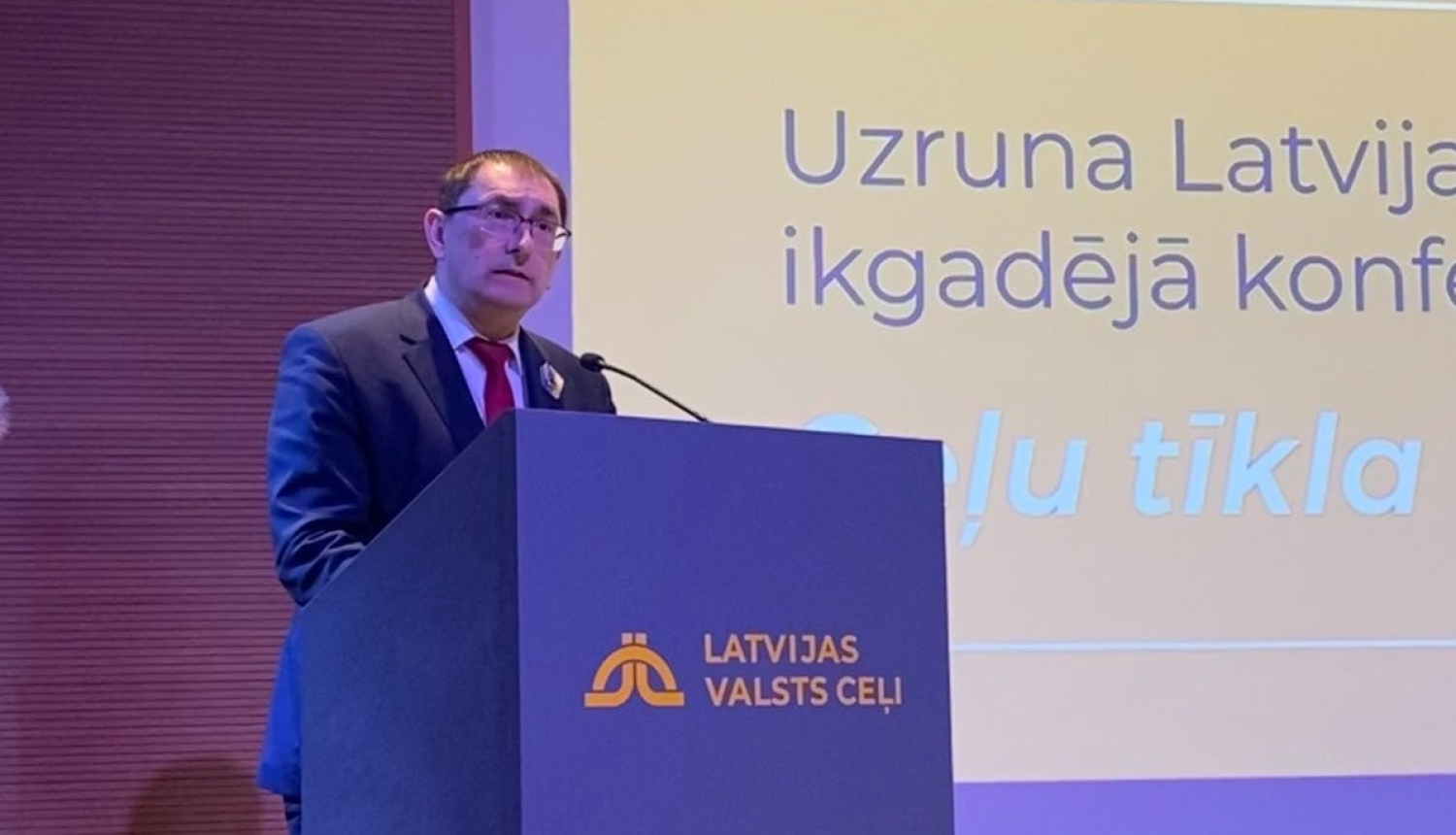 Satiksmes ministrs Tālis Linkaits uzrunā ceļu nozares konferenci
