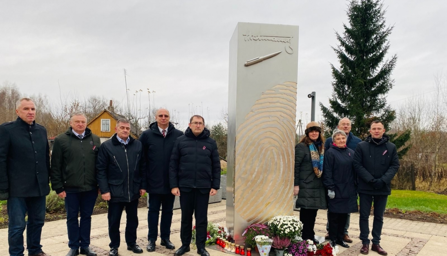 cilvēki pie Teodora Hermanovska pieminekļa