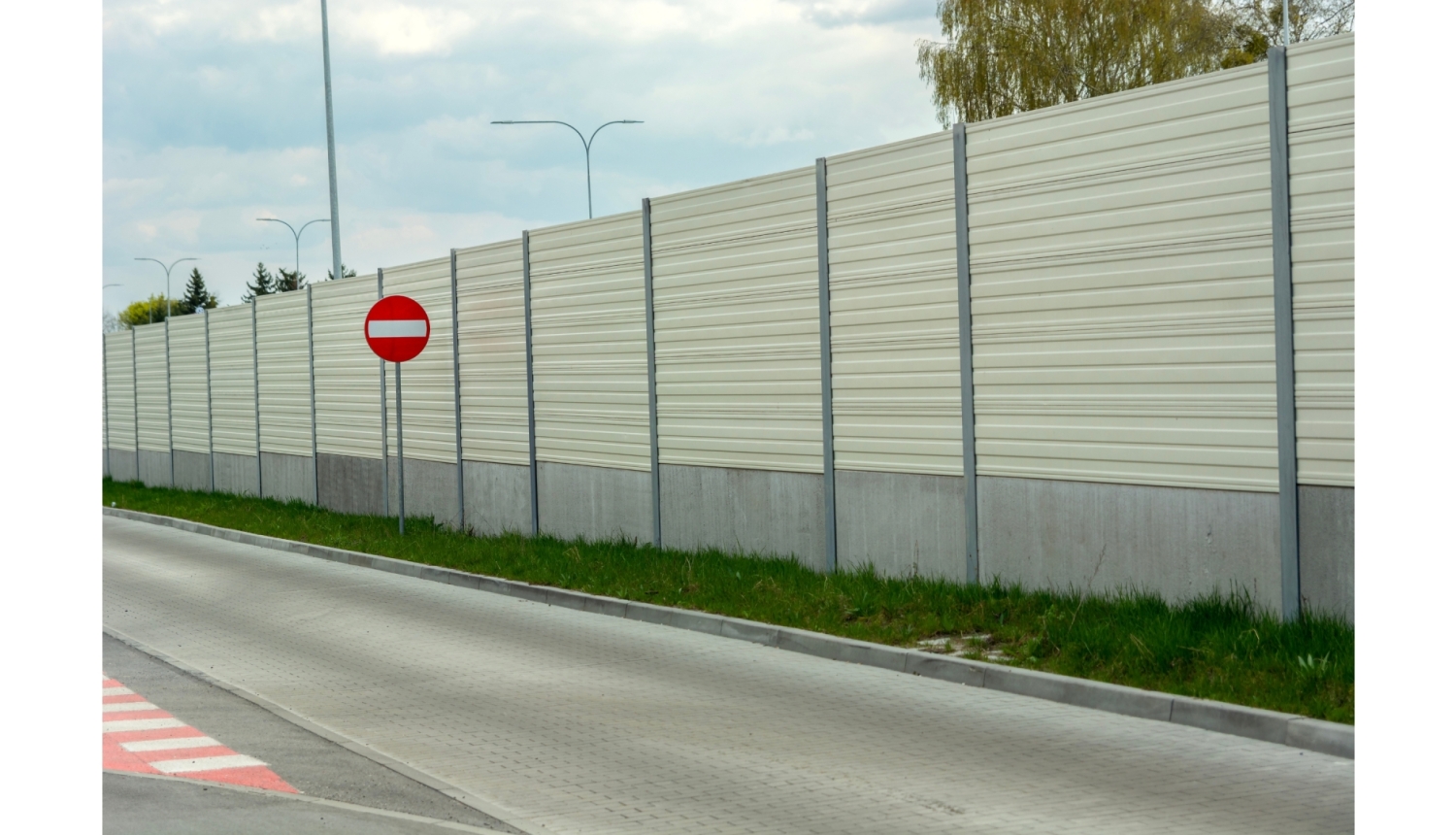 Trokšņu siena pie autoceļa