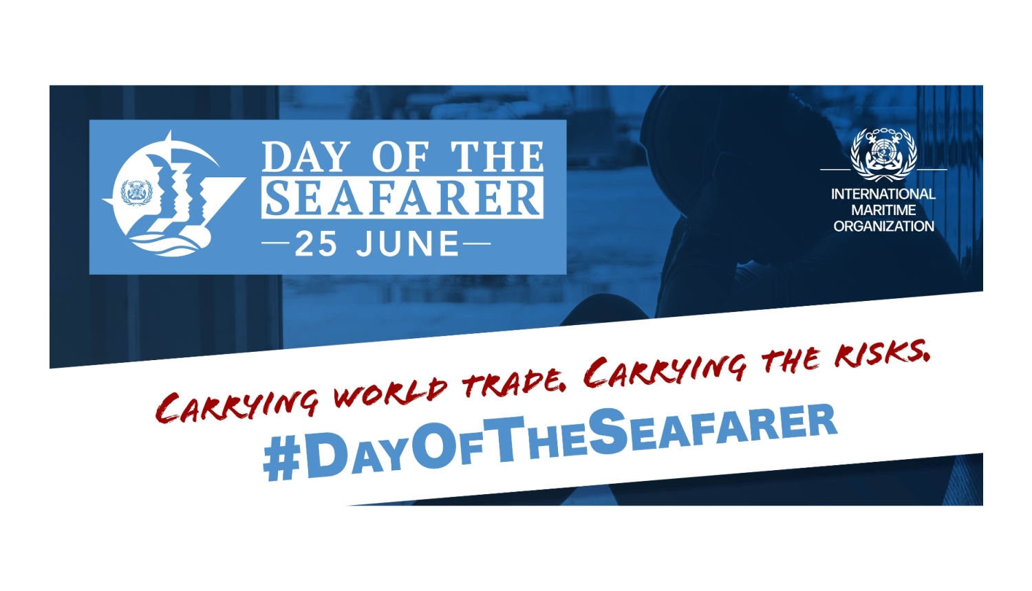 Zilā toņos veidots plakāts par Starptautisko Jūrnieku dienu. Kreisajā pusē redzams uzraksts “Day of the Seafarer – 25 June” ar stilizētu jūrnieku siluetu un jūras simboliku. Labajā pusē ir Starptautiskās Jūrniecības organizācijas (International Maritime Organization) logo. Fonā redzama tumša kuģa vai ostas aina ar cilvēka siluetu. Apakšā ir teksts “Carrying world trade. Carrying the risks.” un mirkļbirka “#DayOfTheSeafarer”