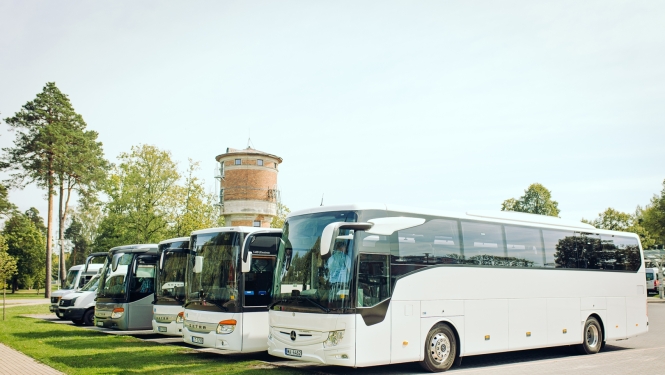 Sabiedriksie autobusi stāvlaukumā