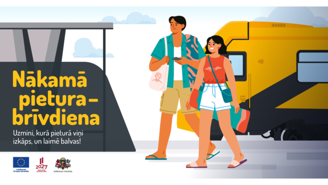 Dzelzceļa stacijā pie dzeltena pasažieru vilciena iet divi ceļotāji ar somām. Kreisajā pusē redzama informatīva zīme ar tekstu: “Nākamā pietura – brīvdiena. Uzmini, kurā pieturā viņi izkāps, un laimē balvas!” Attēla apakšā izvietoti Eiropas Savienības, programmas “2027” un Satiksmes ministrijas logotipi. Vizuāls veidots ilustrācijas stilā.