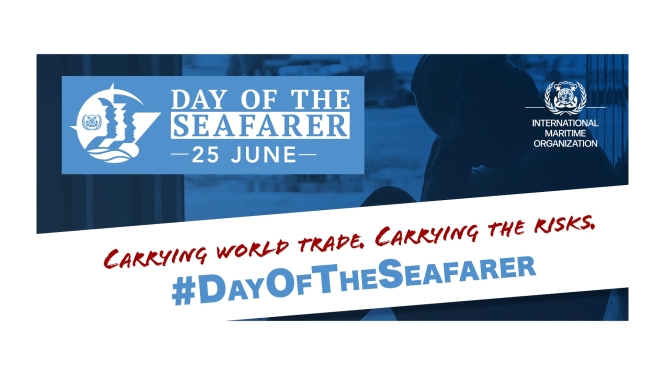 Zilā toņos veidots plakāts par Starptautisko Jūrnieku dienu. Kreisajā pusē redzams uzraksts “Day of the Seafarer – 25 June” ar stilizētu jūrnieku siluetu un jūras simboliku. Labajā pusē ir Starptautiskās Jūrniecības organizācijas (International Maritime Organization) logo. Fonā redzama tumša kuģa vai ostas aina ar cilvēka siluetu. Apakšā ir teksts “Carrying world trade. Carrying the risks.” un mirkļbirka “#DayOfTheSeafarer”