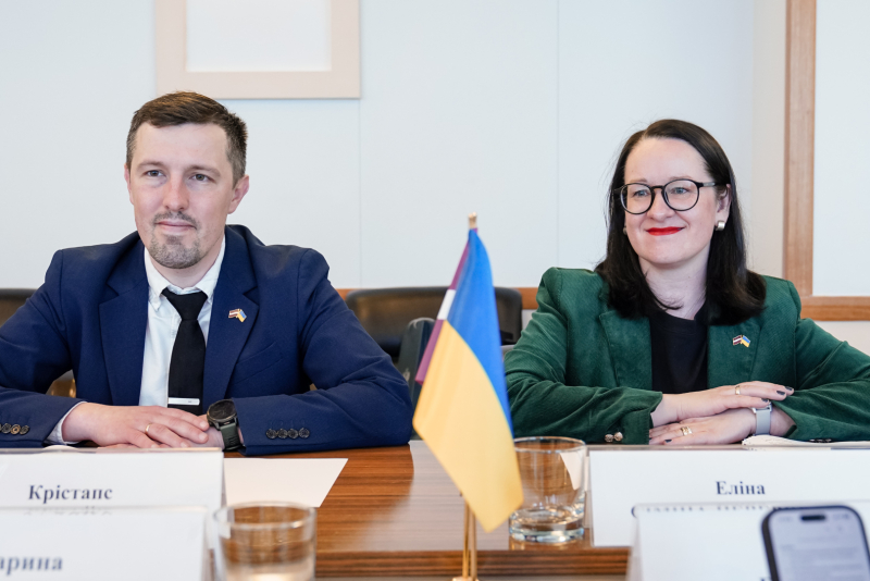 Ministrijas pārstāvji Kristaps Zaļais un Elīna Šimiņa-Neverovska