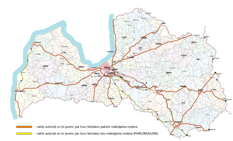 Latvijas karte ar ceļiem, uz kuriem jāiegādājas autoceļu lietošanas nodeva. Ar oranžu krāsu attēloti valsts ceļi, kur nodeva jāmaksā jau tagad. Ar dzeltenu krāsu parādīti papildu ceļu posmi, uz kuriem nodeva būs jāmaksā nākotnē. Redzami galvenie ceļi, reģioni un pilsētu nosaukumi