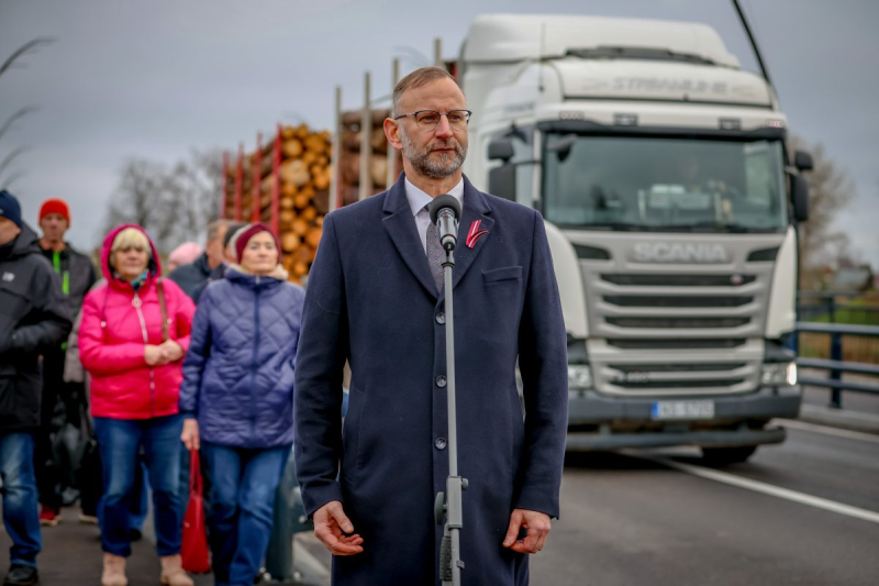 Satiksmes ministrs Atis Švinka stāv pie mikrofona un veic uzrunu atklāšanas pasākumā