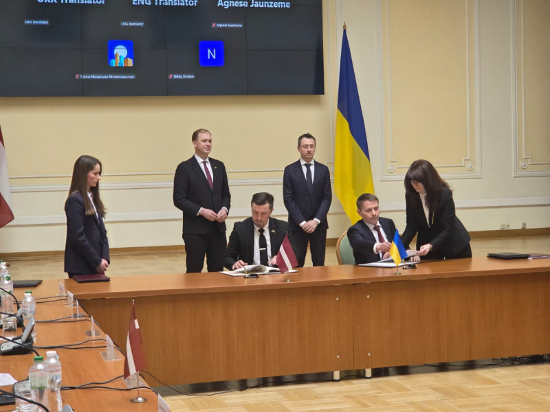 Ministrijas un Ukrainas delegācijas pārstāvji paraksta līgumu