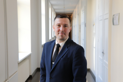 Kristaps Zaļais portrets satiksmes ministrijas telpās