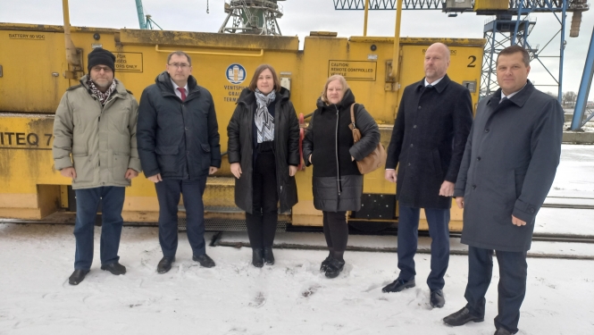 cilvēki pie dzeltenas lokomatīves