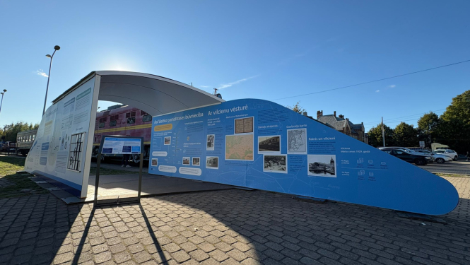 Rail Baltica izstāde. Tā ir veidota vilciena formā un uz tās ir izvietota informācija.