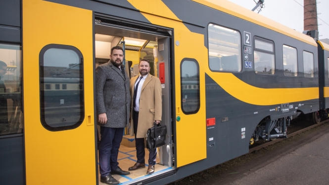 Satiksmes ministrs Jānis Vitenbergs un AS Pasažieru vilciens valdes priekšsēdētājs Rodžers Jānis Grigulis