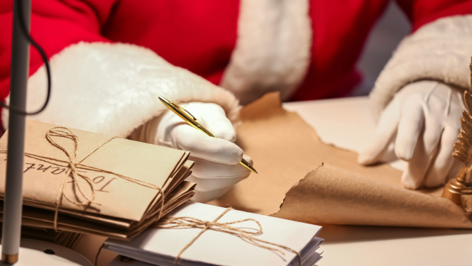 Salavecīša rokas raksta vēstuli. Tām priekšā rēgojas jau vairākas sarakstītas vēstules