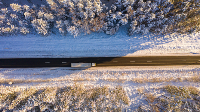Skats no augšas uz kravas auto uz ceļu ziemā